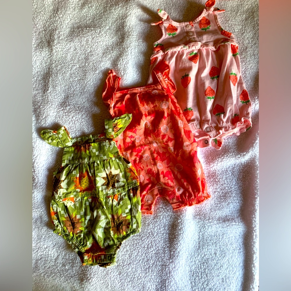 🍓Pack of 3 baby Girl Newborn onesies🪸